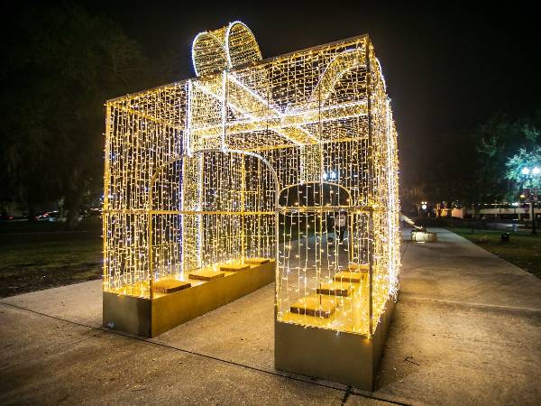 We Hang Christmas Lights Gallery