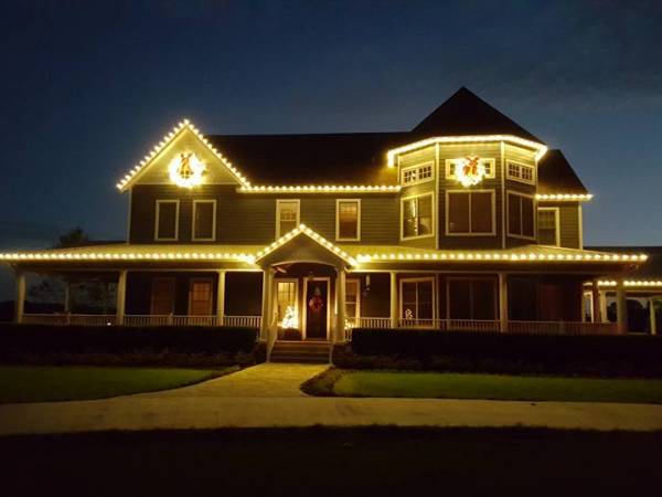 We Hang Christmas Lights Gallery